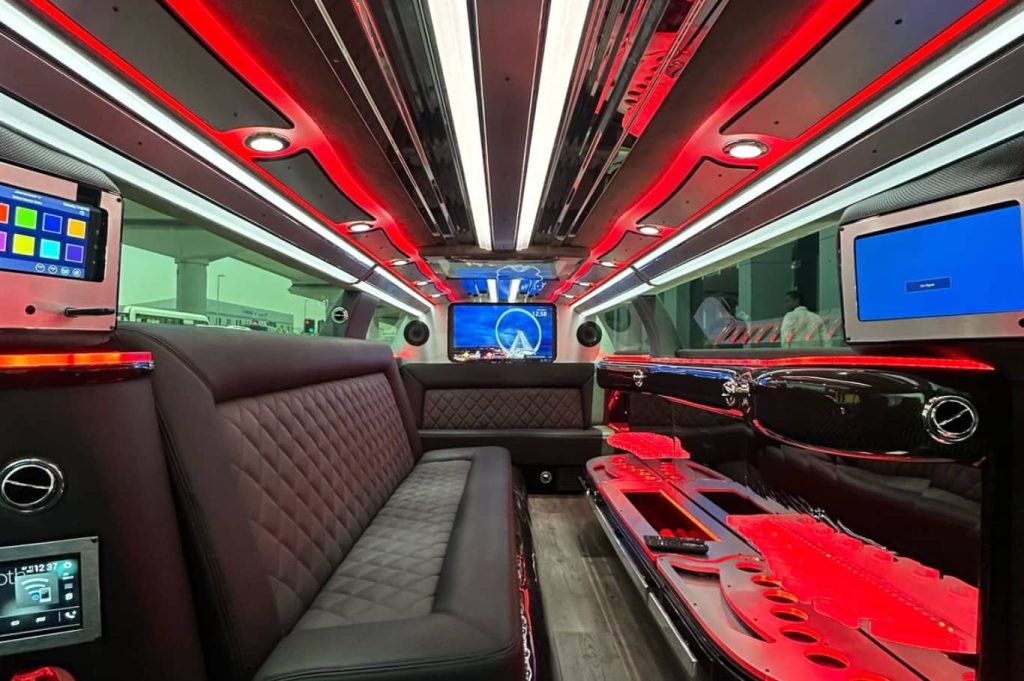 Chrysler 300 Pearl Edition [10 Seater] 3